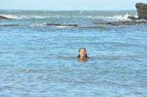Banho de mar matinal em Santa Teresa, no litoral do Pacífico na Costa Rica